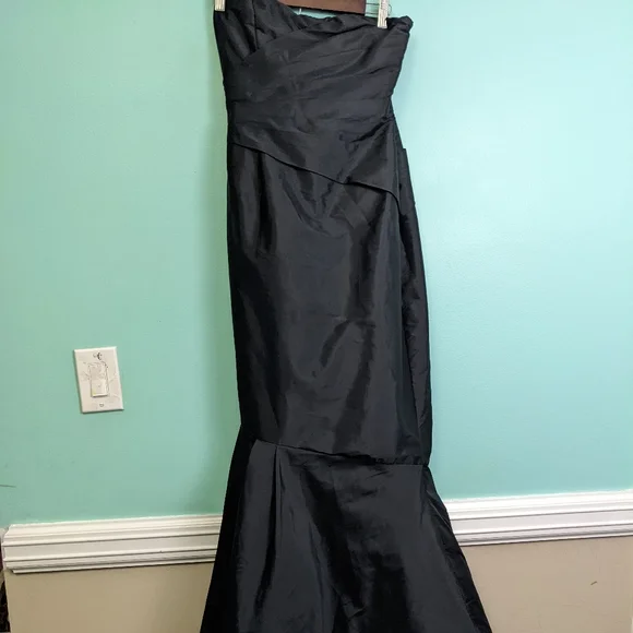 Monique Lhuillier Bridesmaid Black Mermaid Sweetheart Neckline Strapless size 4 Monique Lhuillier Bridesmaid Black Mermaid Sweetheart Neckline Strapless size 4